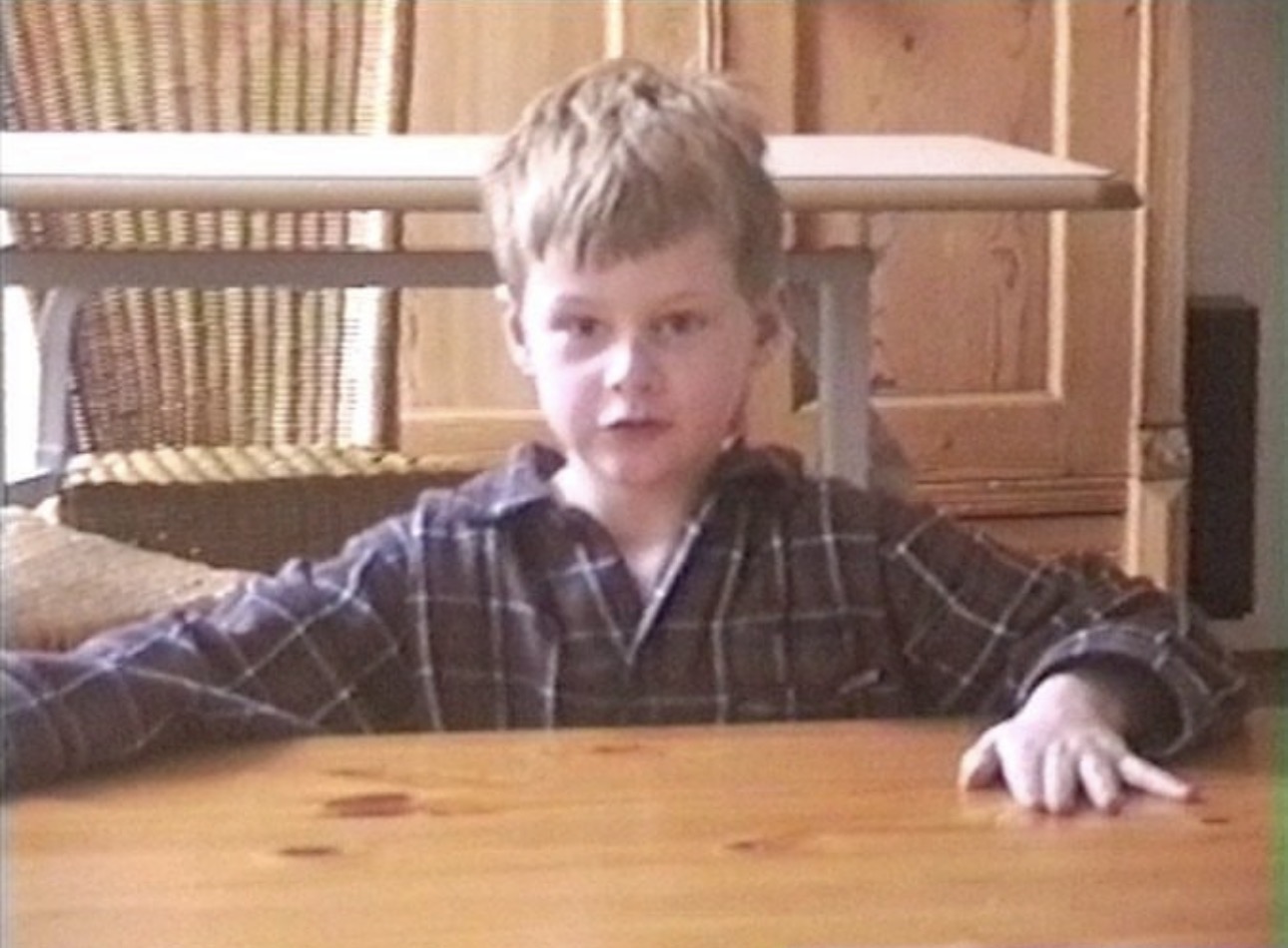 Pieter Busman als kind, still uit een oude thuisvideo