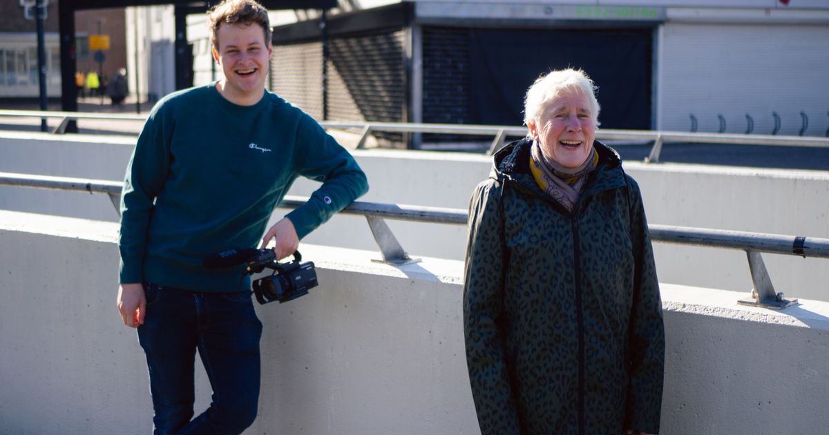 Pieter Busman filmt op straat in Drenthe