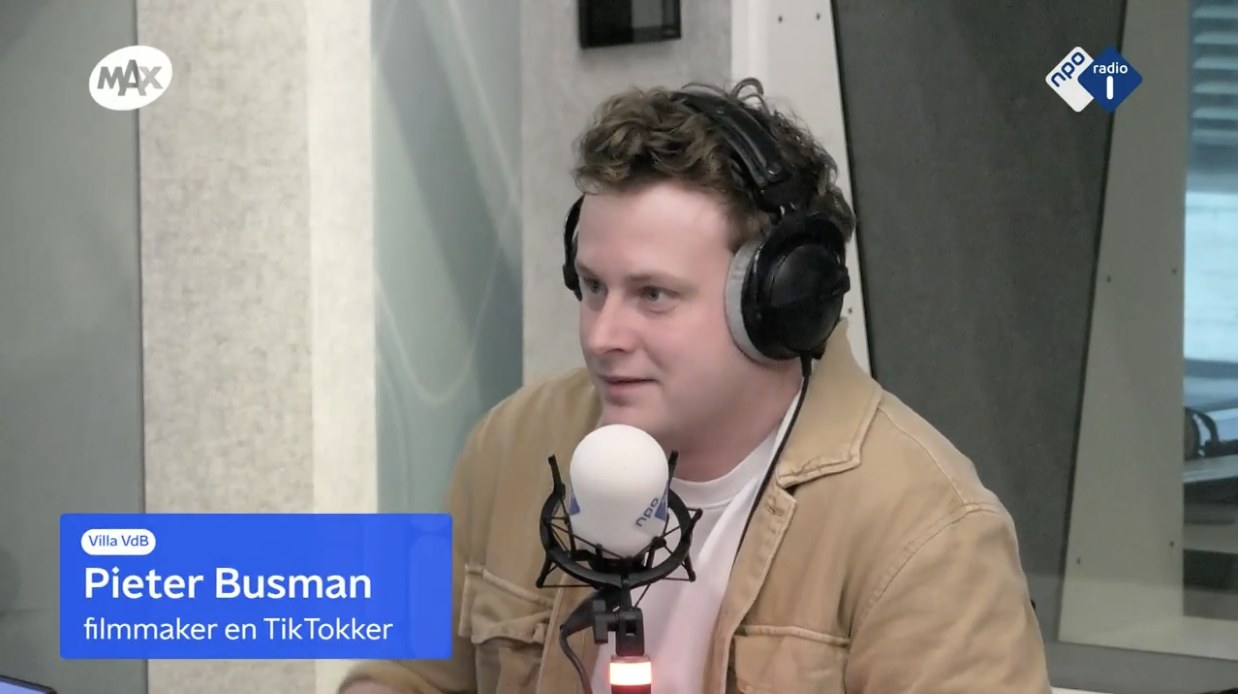 Pieter Busman met koptelefoon in de studio van Villa VdB op NPO Radio 1
